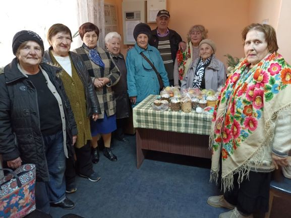 Великодні кошики для захисників відправляють «на фронт» пенсіонери Кам’янського