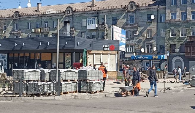 Роботи з весняного благоустрою продовжуються в Кам’янському - ФОТО