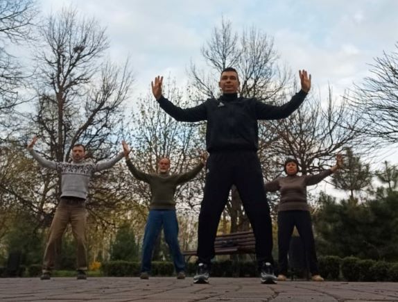 Відкриті заняття з оздоровчої  гімнастики відновились в парку Кам’янського