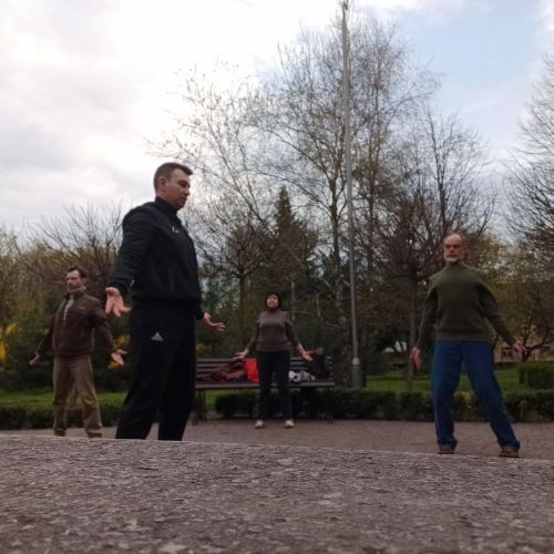 Відкриті заняття з оздоровчої гімнастики відновились в парку Кам’янського - ФОТО