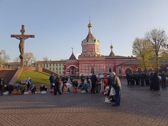 Воєнний Великдень в Кам’янському зустрічають спокійно та під посиленою охороною - ФОТО