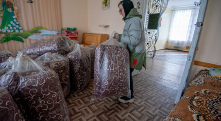 У Кам’янському продовжують допомагати переселенцям