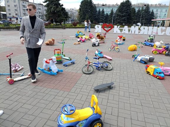 Акція «Спустошені подвір’я» в пам’ять загиблих на війні дітей відбулась в Кам’янському - ФОТО