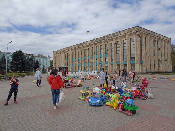 Акція «Спустошені подвір’я» в пам’ять загиблих на війні дітей відбулась в Кам’янському