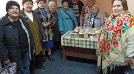 Великодні кошики для захисників відправляють «на фронт» пенсіонери Кам’янського