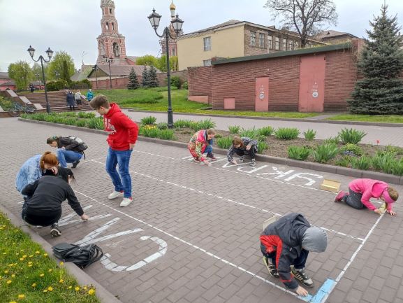 Акція з озеленення відбувається біля муздрамтеатру Кам’янського - ФОТО