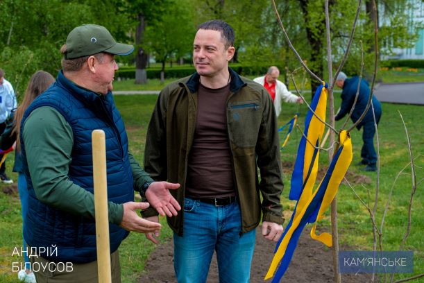 Акція з озеленення відбувається біля муздрамтеатру Кам’янського - ФОТО