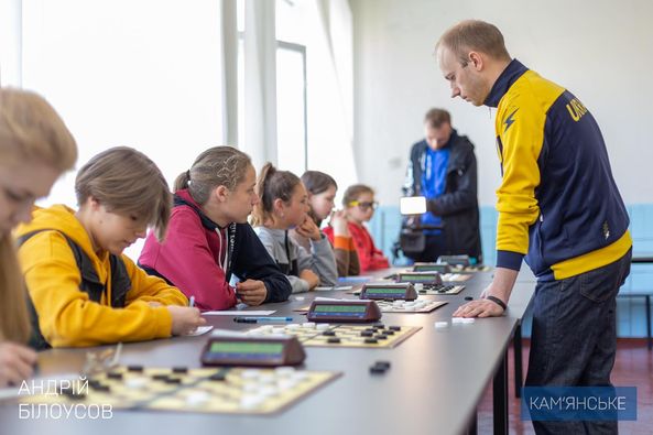 У Кам’янському пройшов сеанс одночасної гри у шашки з чемпіоном світу
