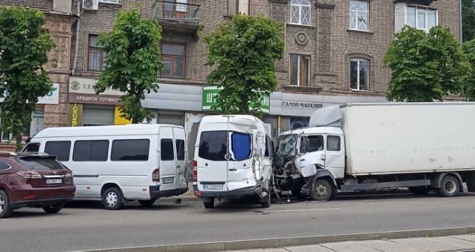 Аварія на проспекті Свободи нагадала про проблему паркування в центрі Кам’янського - ФОТО