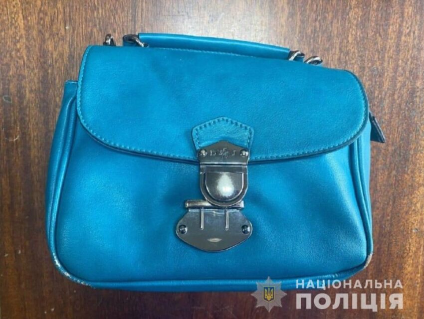 У Кам’янському чоловік поцупив з лікарні жіночу сумочку