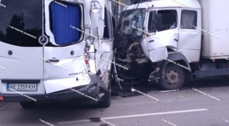У центрі Кам’янського вантажівка врізалася у дві маршрутки