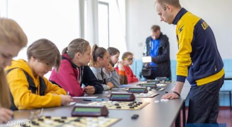 У Кам’янському пройшов сеанс одночасної гри у шашки з чемпіоном світу