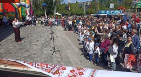 День вишиванки відзначили в Кам’янському мистецькою акцією