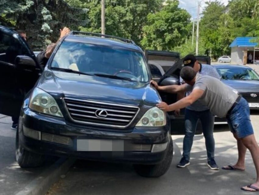 Двоє мешканців Дніпра продавали гуманітарну допомогу, призначену військовим