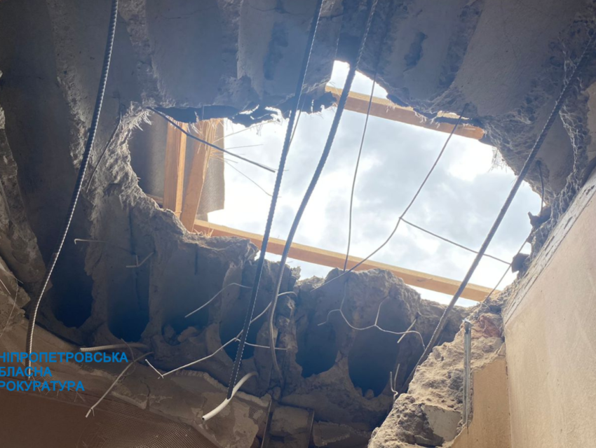 На Дніпропетровщині внаслідок ворожого обстрілу постраждали 10 будинків та бібліотека