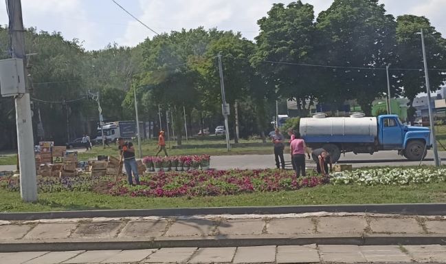 Нові квітники обладнують робітники в центрі Кам’янського