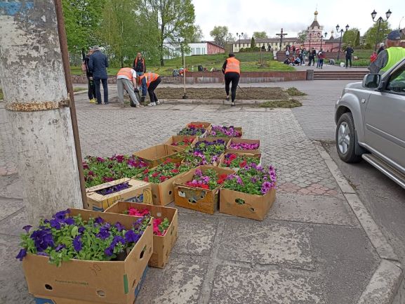 Нові квітники обладнують робітники в центрі Кам’янського - ФОТО