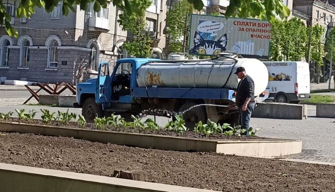 Нові квітники обладнують робітники в центрі Кам’янського - ФОТО