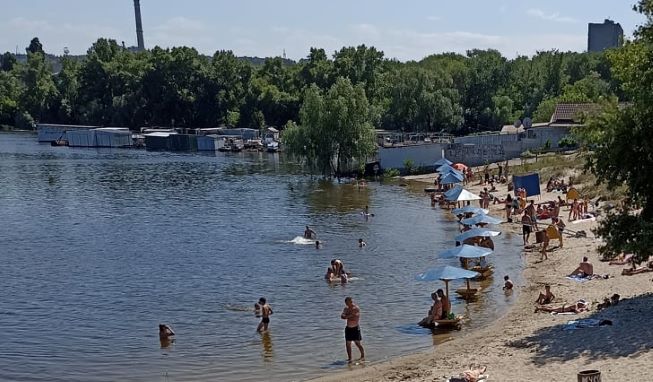 Гарячий сезон на колишньому пляжі Кам’янського – призабуте велелюддя