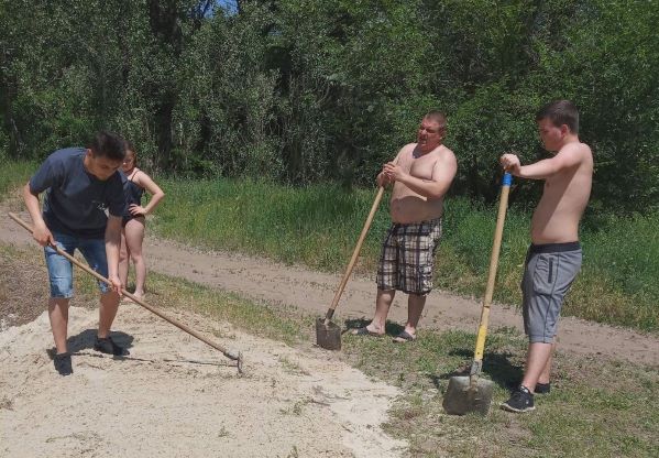 Мешканці Кам’янського облаштовують зони комфорту для відпочинку на водоймах - ФОТО
