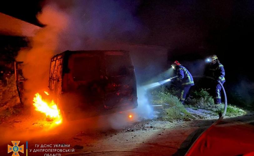 У Кам’янському на тимчасовій стоянці згорів автомобіль