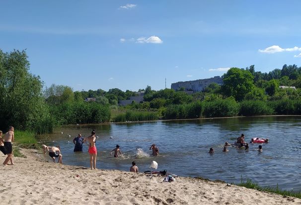 Влада в Кам’янському обіцяє привести до ладу ставок біля БАМу