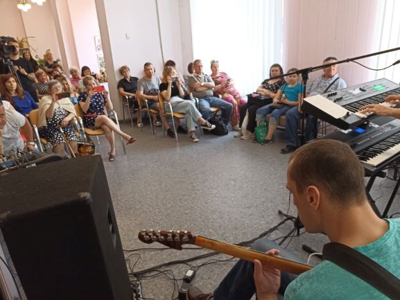 Зустріч з живою музикою в бібліотеці Кам’янського як засіб допомогти захисникам - ФОТО