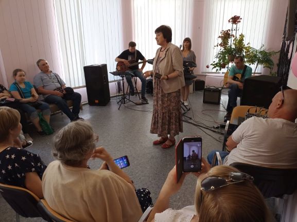 Зустріч з живою музикою в бібліотеці Кам’янського як засіб допомогти захисникам - ФОТО