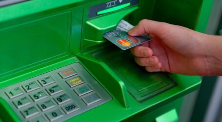 Юні переселенці в Кам’янському можуть отримати допомогу від ПриватБанку