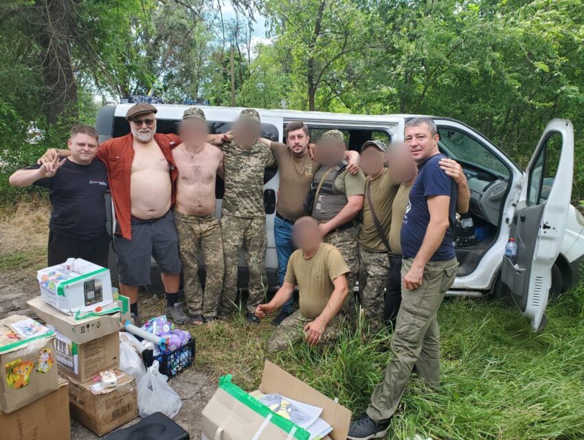 Кам’янські волонтери доставили медикаменти та оснащення військовим