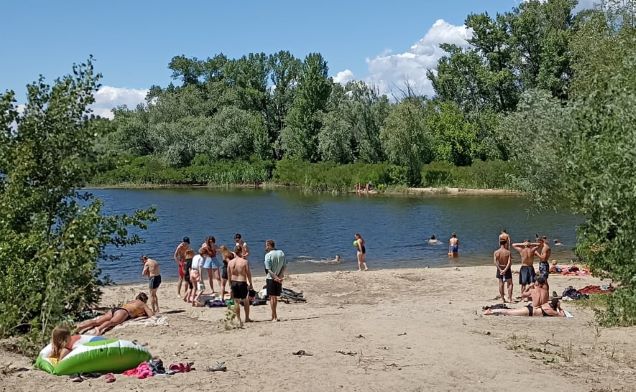Гарячий сезон на колишньому пляжі Кам’янського – призабуте велелюддя - ФОТО