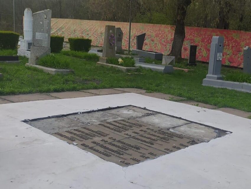 У Кам’янському чоловік спаплюжив надгробну плиту на військовому кладовищі