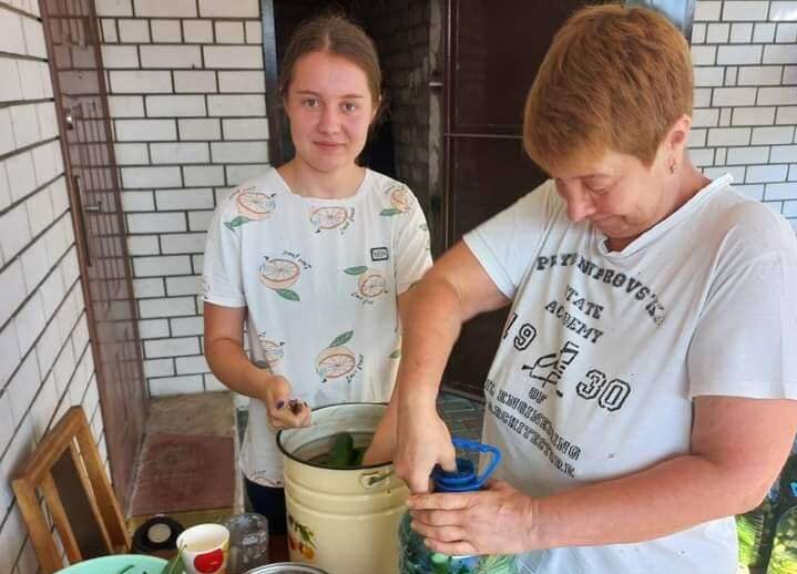 Працівниця кам’янської поліції допомагає армії малосольними огірками