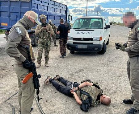 На кордоні з Дніпропетровщиною затримали псевдовійськових, які торгували зброєю та наркотиками