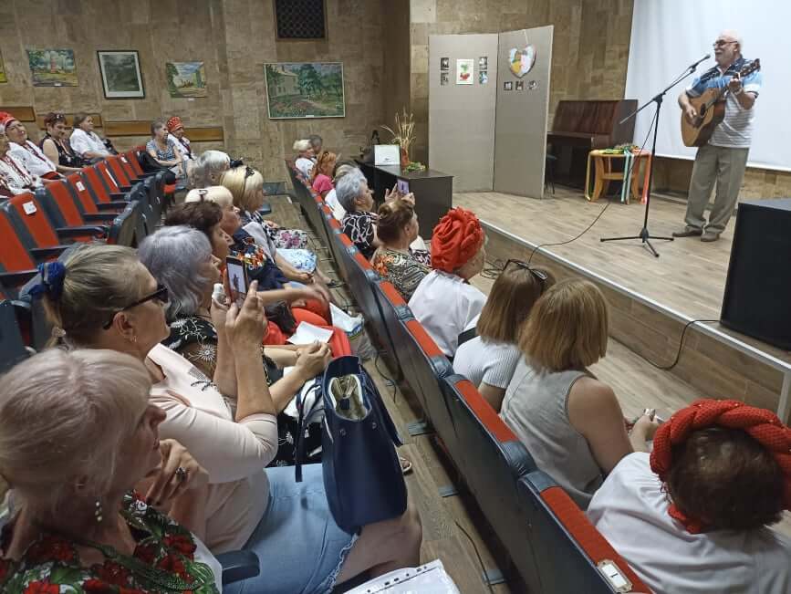 Пісні про непереможну Україну співали пенсіонери на «музейних посиденьках» в Кам’янському - ФОТО