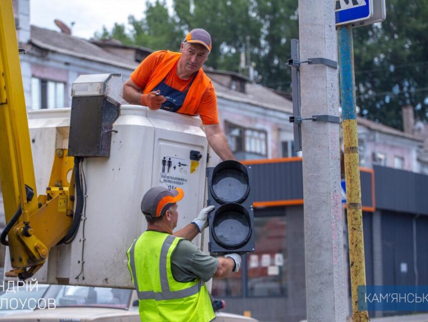 У Кам’янському встановлюють нові світлофорні об’єкти (відео)
