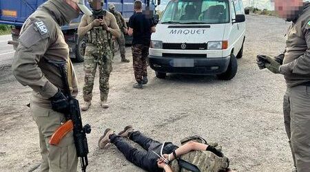 На кордоні з Дніпропетровщиною затримали псевдовійськових, які торгували зброєю та наркотиками