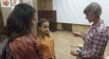 Розповідь про історію петриківського розпису в музеї Кам’янського