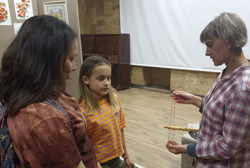 Розповідь про історію петриківського розпису в музеї Кам’янського