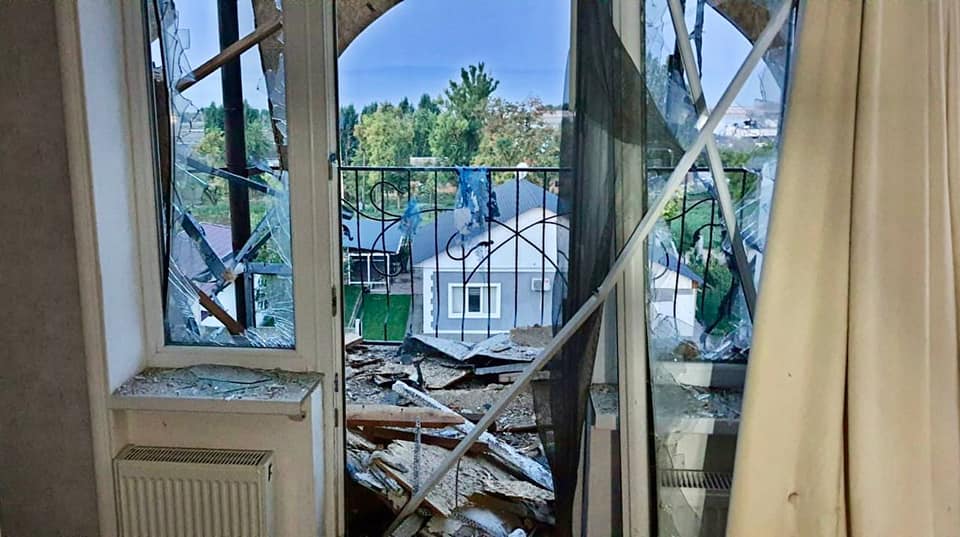 На Дніпропетровщині російська армія обстріляла житлові будинки та пошкодила нову трасу - ФОТО