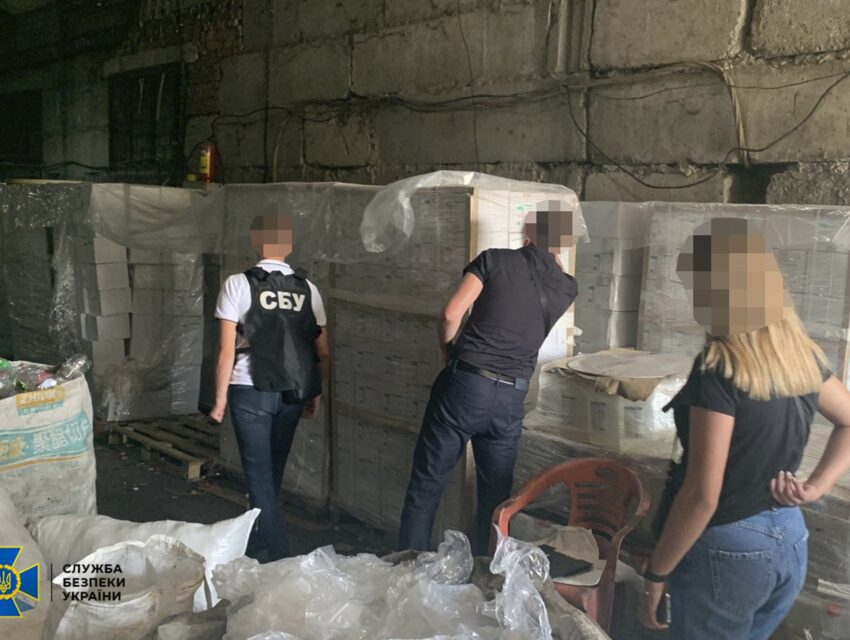 У Дніпрі затримали псевдоволонтерів, які торгували гуманітаркою