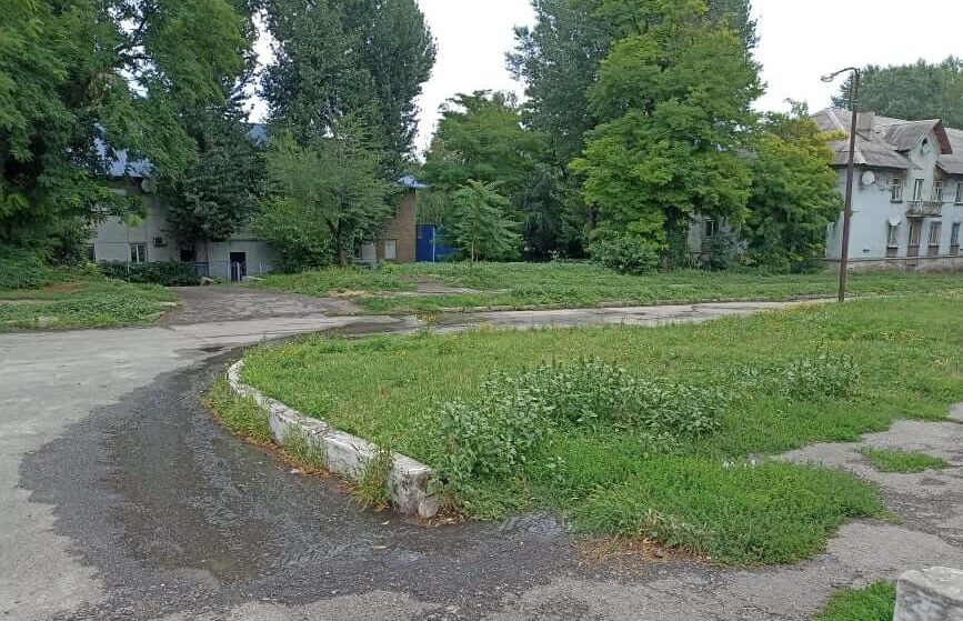 Смердючі струмки після опадів руйнують дорогу в Кам’янському - ФОТО