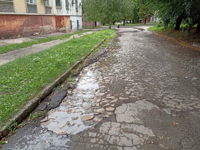 Смердючі струмки після опадів руйнують дорогу в Кам’янському