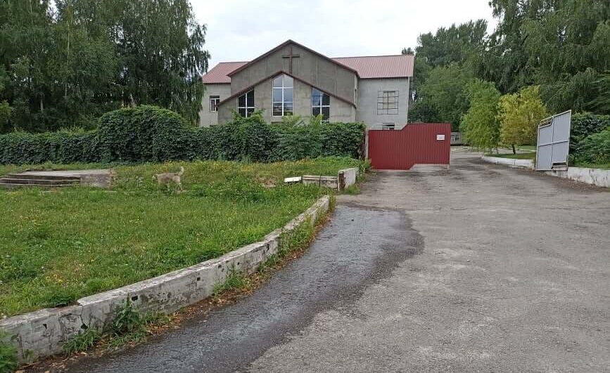 Смердючі струмки після опадів руйнують дорогу в Кам’янському - ФОТО