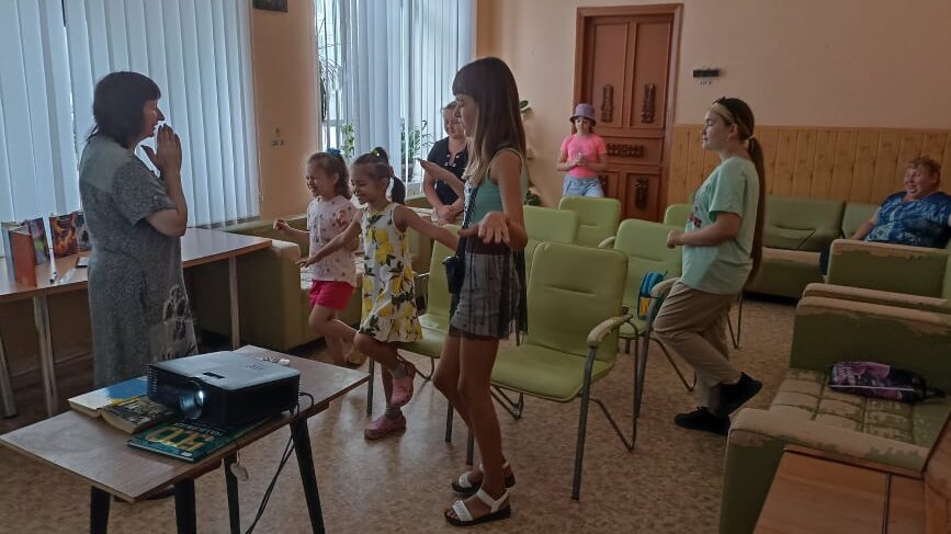 Знайомство з дитячим детективом на «Літературній тусі» від бібліотекарів Кам’янського - ФОТО