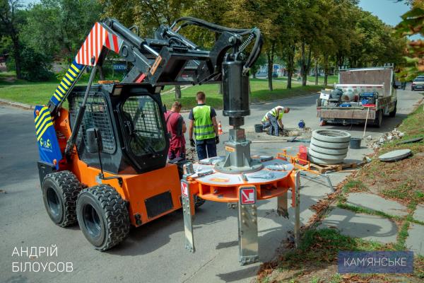 У Кам’янському піднімають каналізаційні люки до рівня дороги (фото, відео)