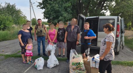 Волонтери Фонду розвитку Кам’янського доставили військовим спорядження, ліки та продукти харчування