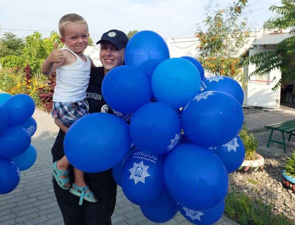 Поліціянти Кам`янського підтримують дітей-переселенців - ФОТО