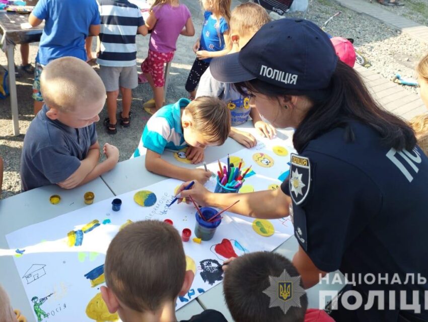 Поліціянти Кам`янського підтримують дітей-переселенців (відео)
