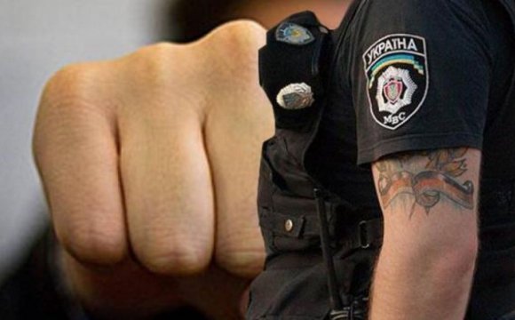 У Кам’янському група молодиків напала на поліційного